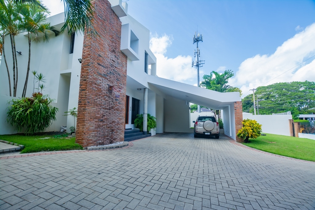 Maravillosa-casa-en-Los-Cerros-de-Gurabo-23